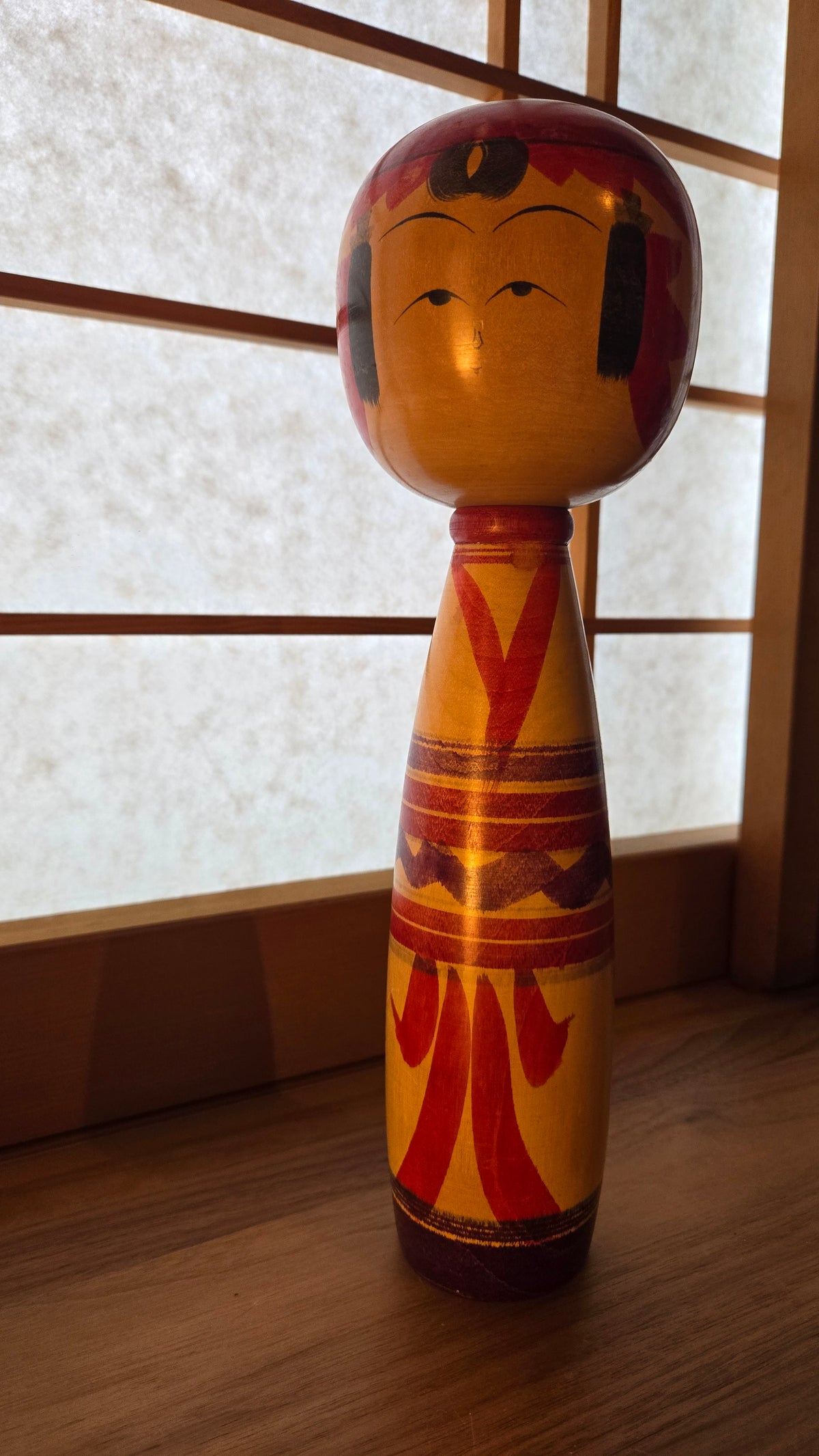 🪆 Kokeshi traditionnelle Tōgatta signée – tegara rouges, kimono au col croisé