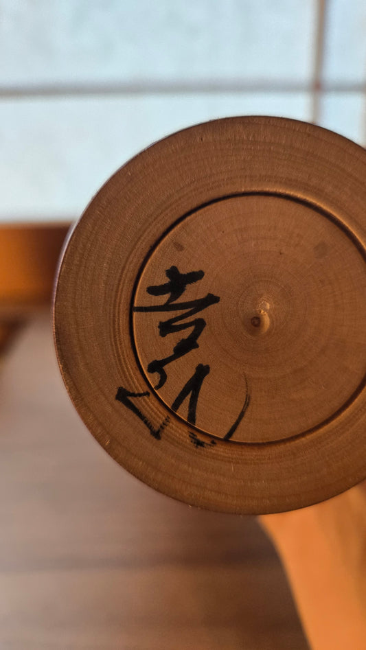 🪆 Kokeshi traditionnelle Tōgatta signée – tegara rouges, kimono au col croisé