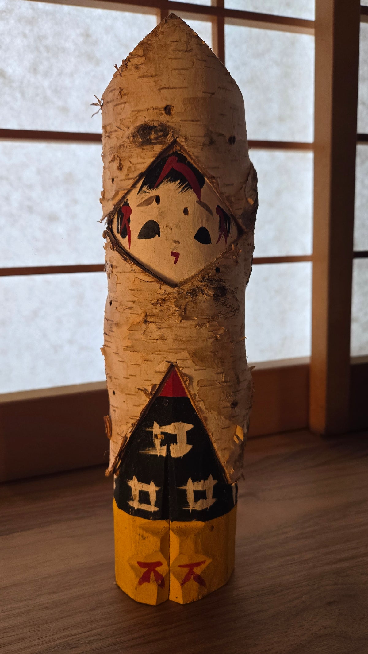 🪆 Poupée sculptée en bouleau – capuche d'écorce, visage peint et kimono à motifs kasuri