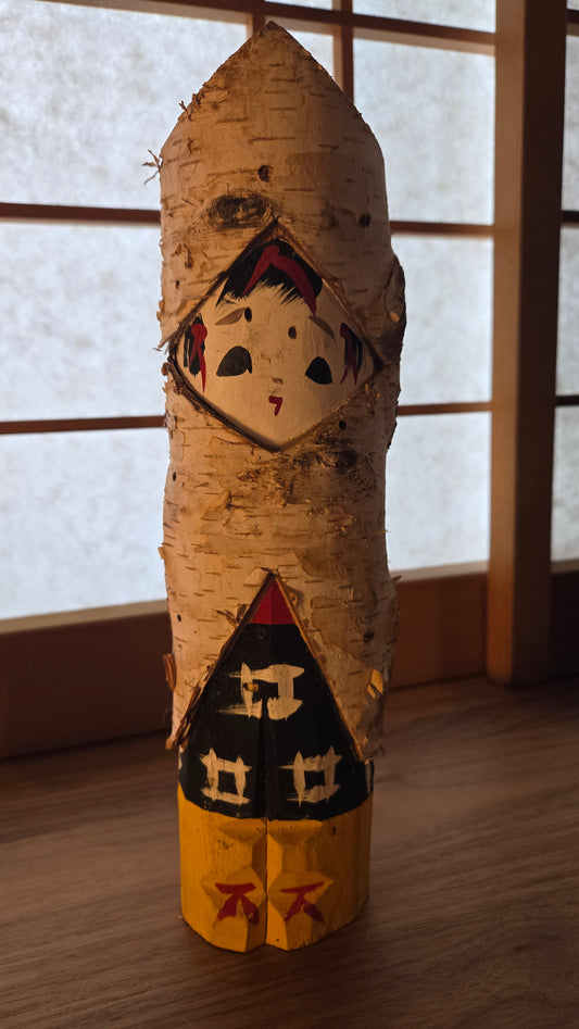 🪆 Poupée sculptée en bouleau – capuche d'écorce, visage peint et kimono à motifs kasuri