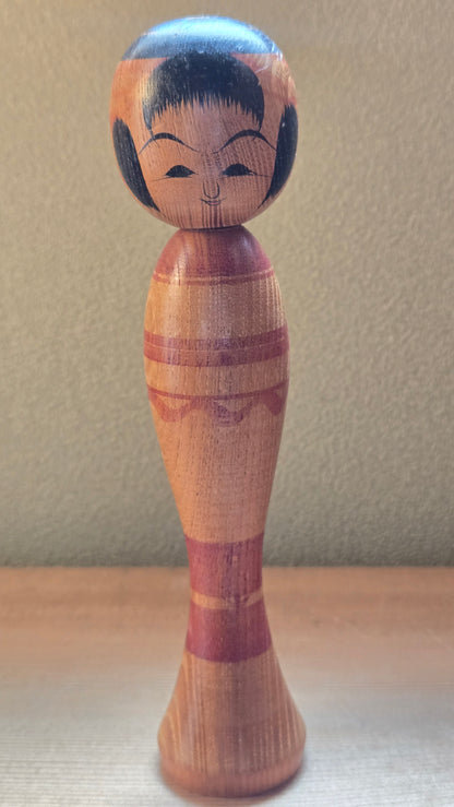 🎎 Kokeshi traditionnelle signée – visage expressif et corps rayé bordeaux