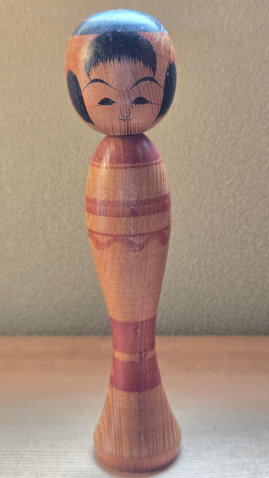 🎎 Kokeshi traditionnelle signée – visage expressif et corps rayé bordeaux