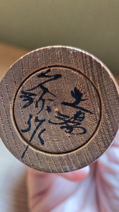 🎎 Kokeshi traditionnelle signée – visage expressif et corps rayé bordeaux