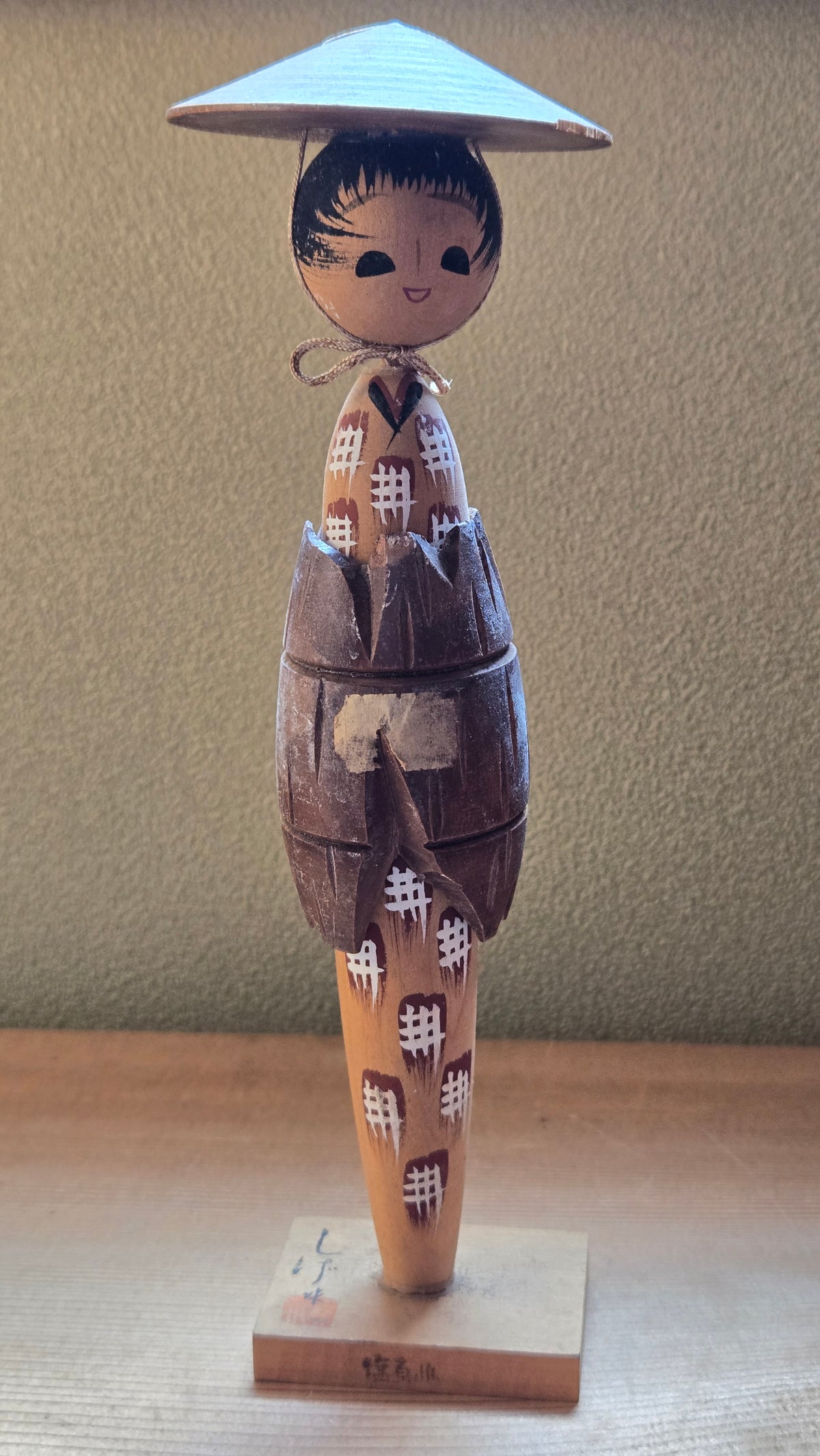 🎎 Kokeshi créative en costume de paille — chapeau amigasa et cape de mino, signature à cachet