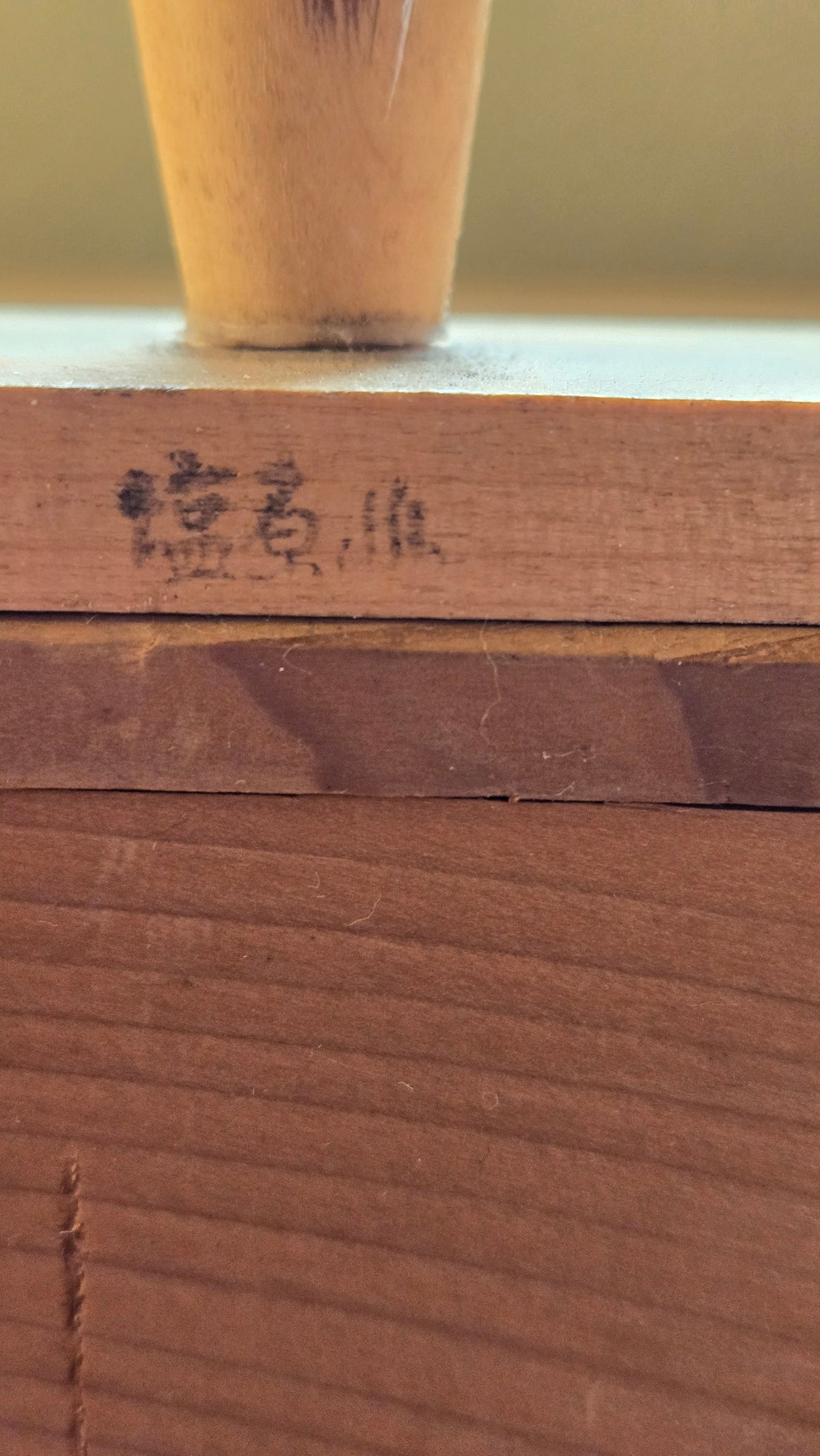 🎎 Kokeshi créative en costume de paille — chapeau amigasa et cape de mino, signature à cachet