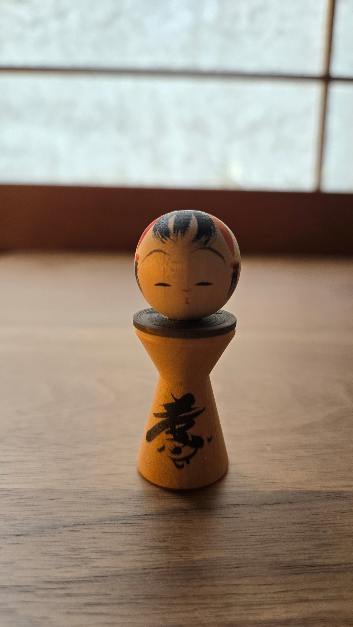 🌸 Kokeshi sōsaku miniature – Pièce de 5 yens porte-bonheur (Go-en) 🌸