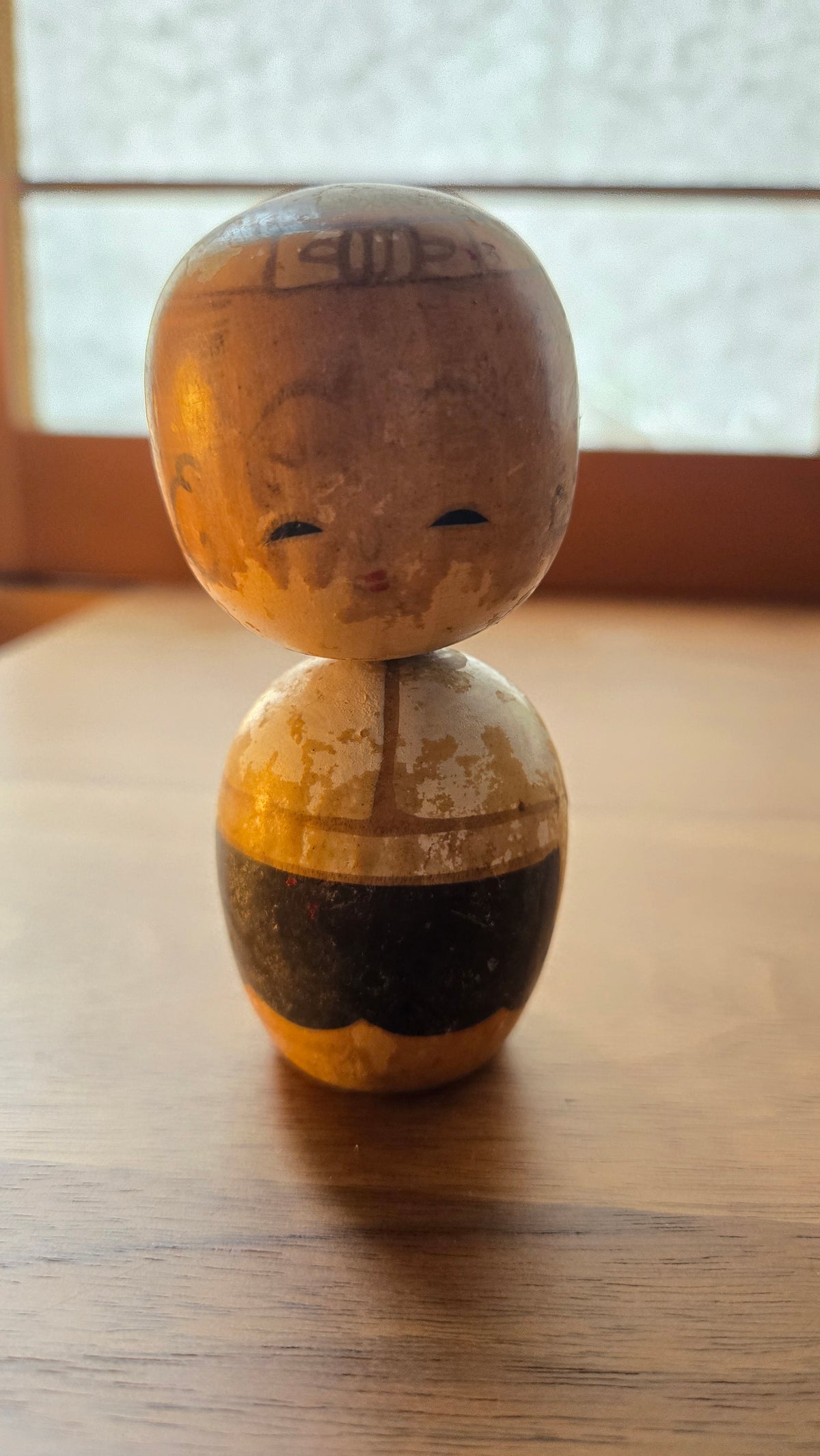 🌸 Kokeshi sōsaku – Petite kokeshi ronde à la peinture patinée 🌸