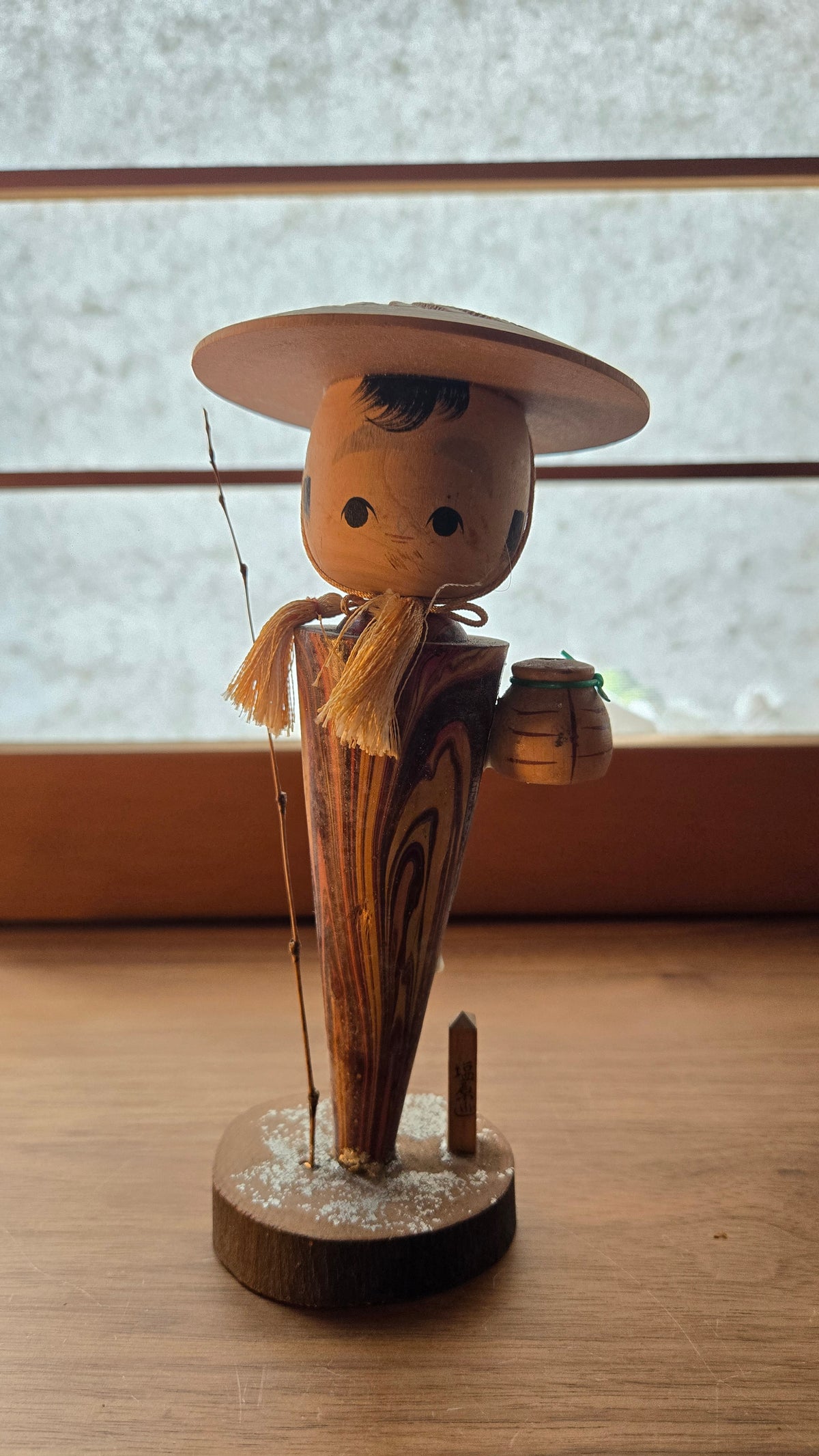 🎣 Kokeshi sōsaku « Pêcheur au chapeau » – Socle en bois, paillettes argentées 🎣