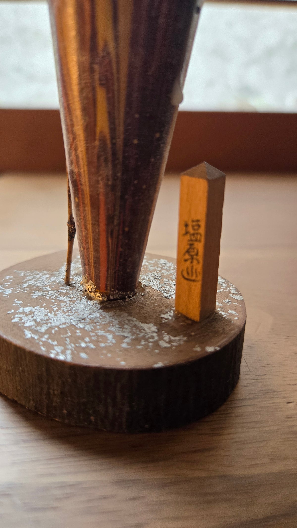 🎣 Kokeshi sōsaku « Pêcheur au chapeau » – Socle en bois, paillettes argentées 🎣