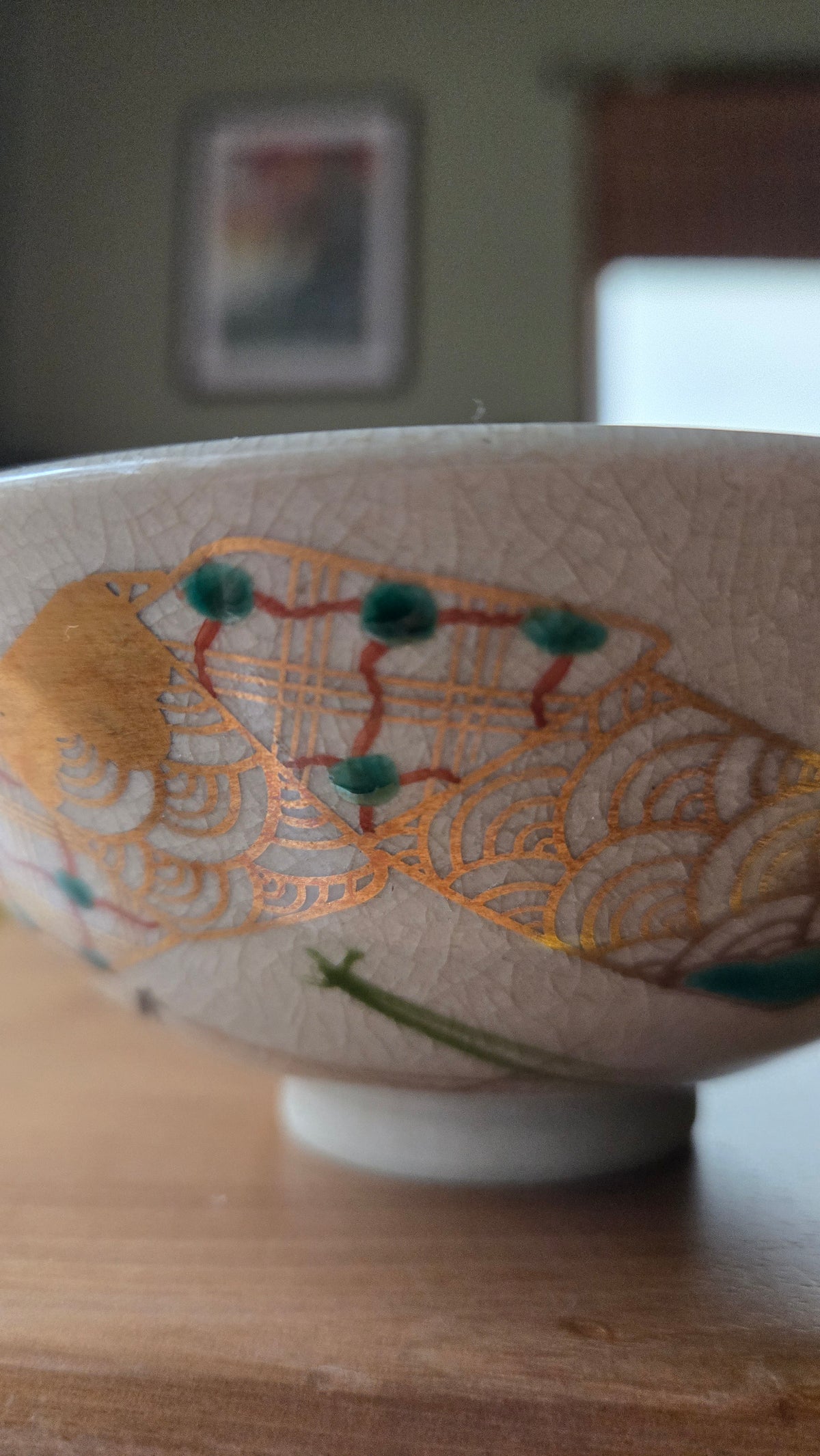 🎎 Bol à thé chawan en céramique – Éventails dorés aux vagues seigaiha, glaçure craquelée
