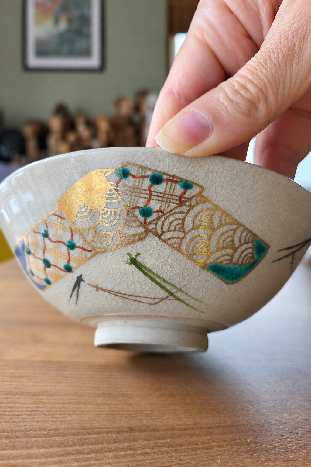 🎎 Bol à thé chawan en céramique – Éventails dorés aux vagues seigaiha, glaçure craquelée