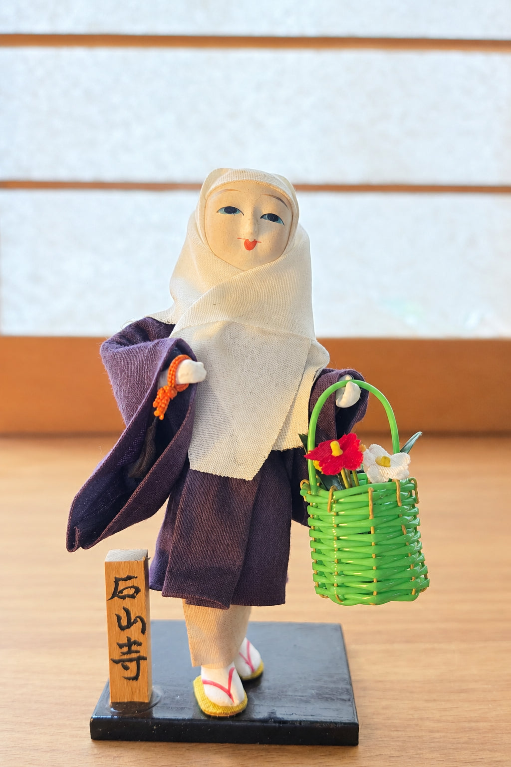 🎎 Poupée souvenir en tissu – Femme au voile blanc portant un panier de fleurs, socle Ishiyama-dera