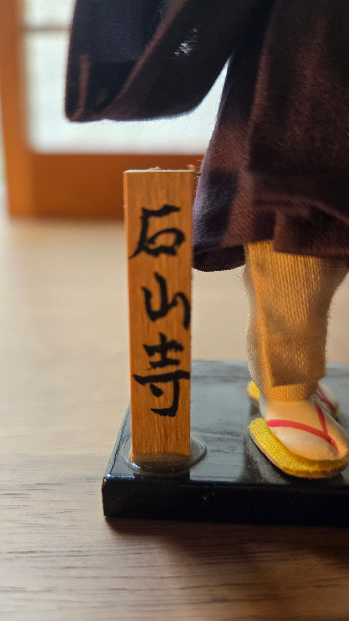 🎎 Poupée souvenir en tissu – Femme au voile blanc portant un panier de fleurs, socle Ishiyama-dera