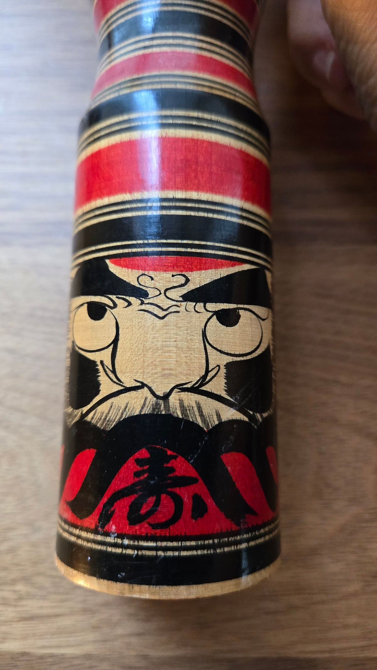 🎎 Kokeshi traditionnelle au masque de Kabuki – Daruma rouge et noir