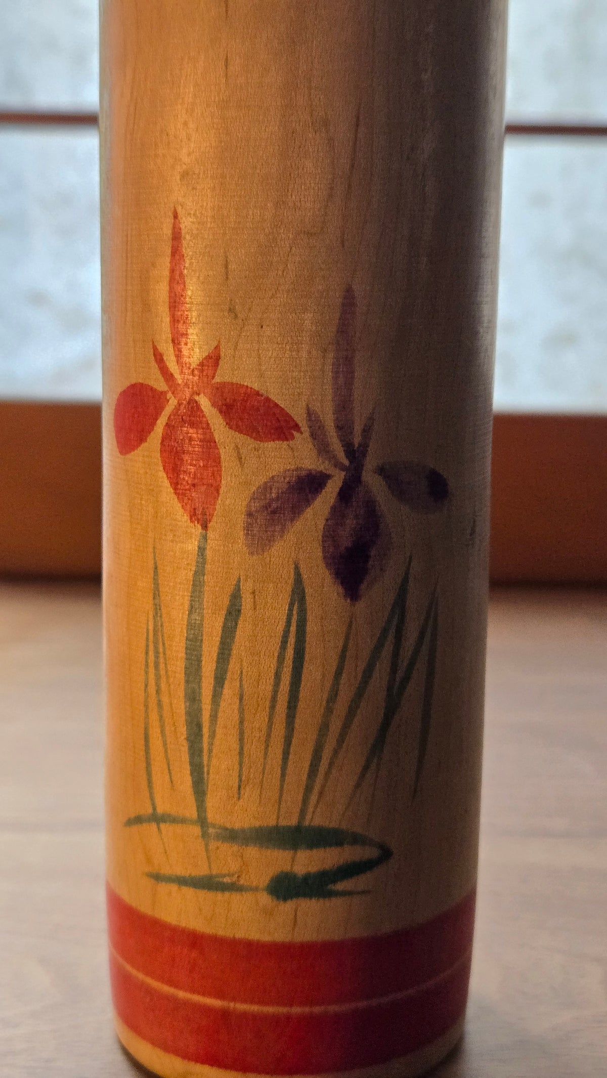 🎎 Kokeshi ancienne peinte à la main – Chrysanthèmes rouges et iris