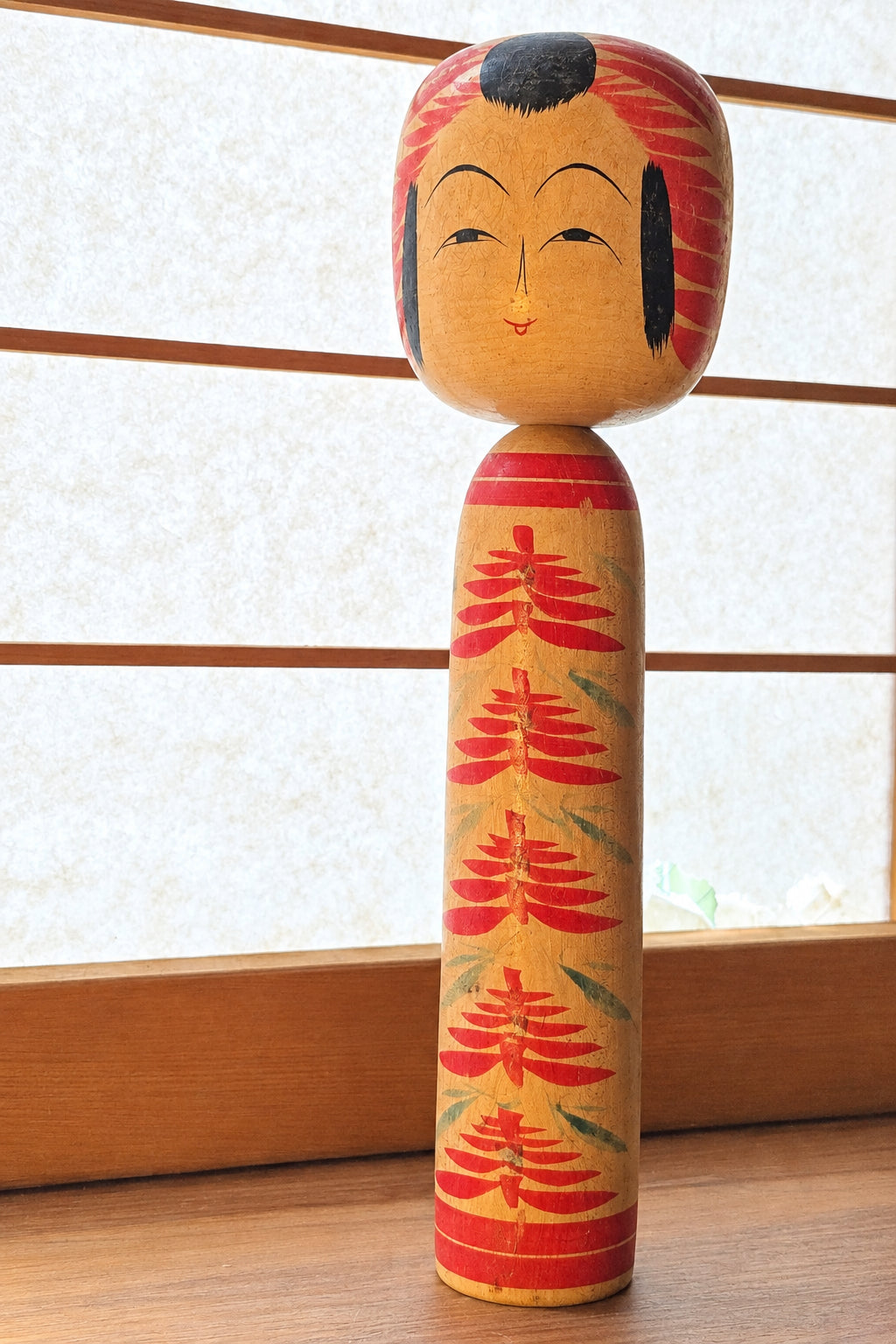 🎎 Kokeshi ancienne peinte à la main – Chrysanthèmes rouges et iris