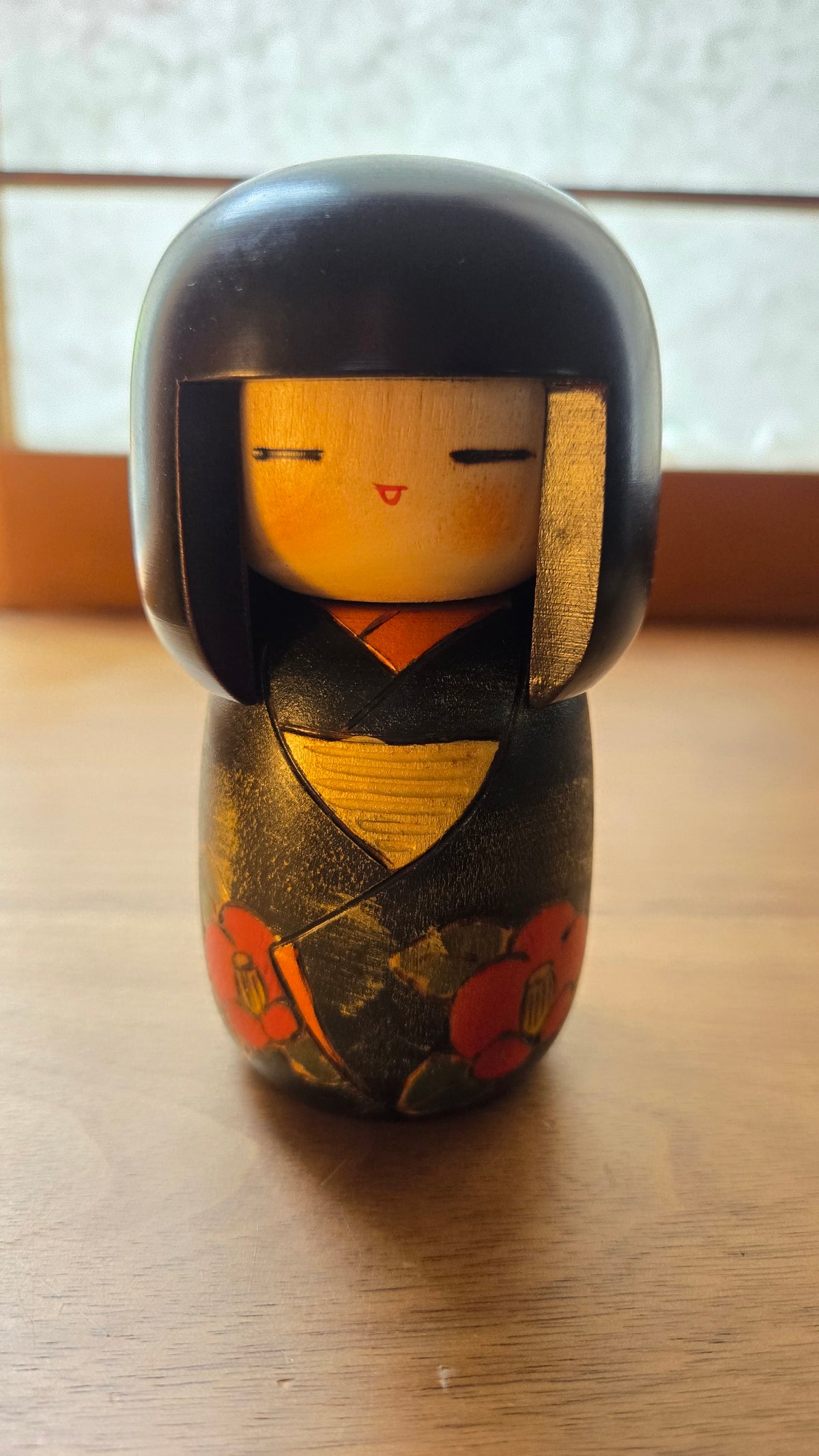 🪆 Kokeshi sōsaku – jeune fille au kimono noir et or, camélias rouges
