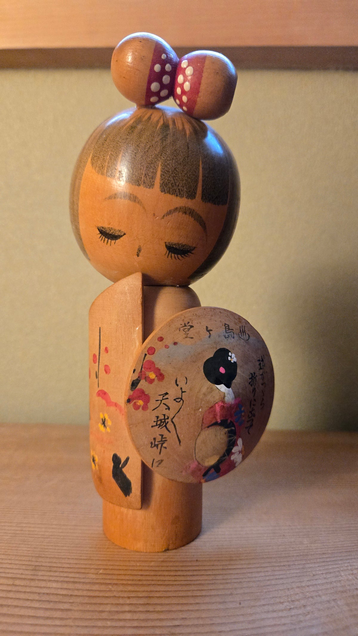 🪆 Kokeshi souvenir de Dōgashima (堂ヶ島) – jeune fille au chignon à pois et éventail peint, Izu