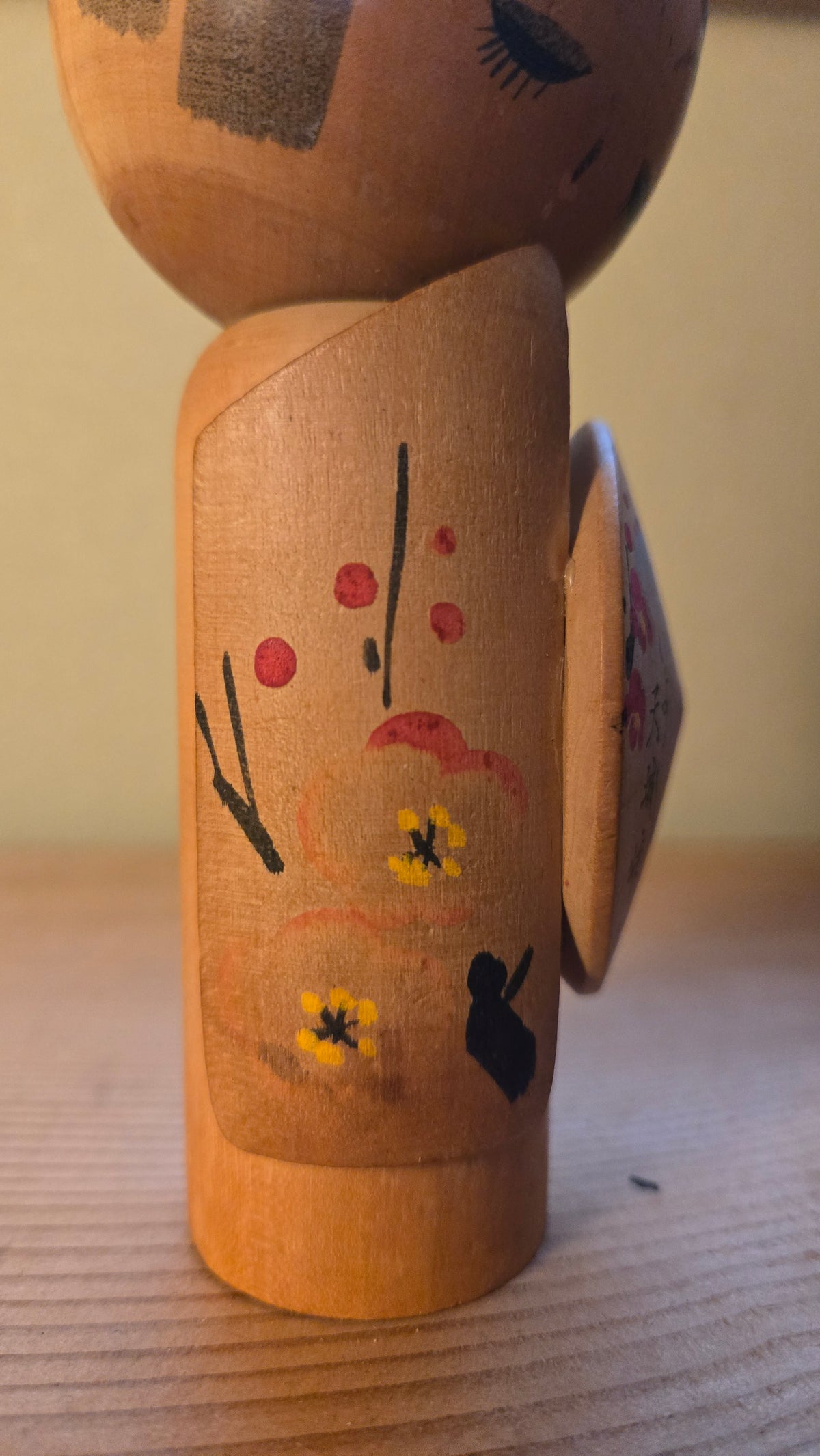 🪆 Kokeshi souvenir de Dōgashima (堂ヶ島) – jeune fille au chignon à pois et éventail peint, Izu