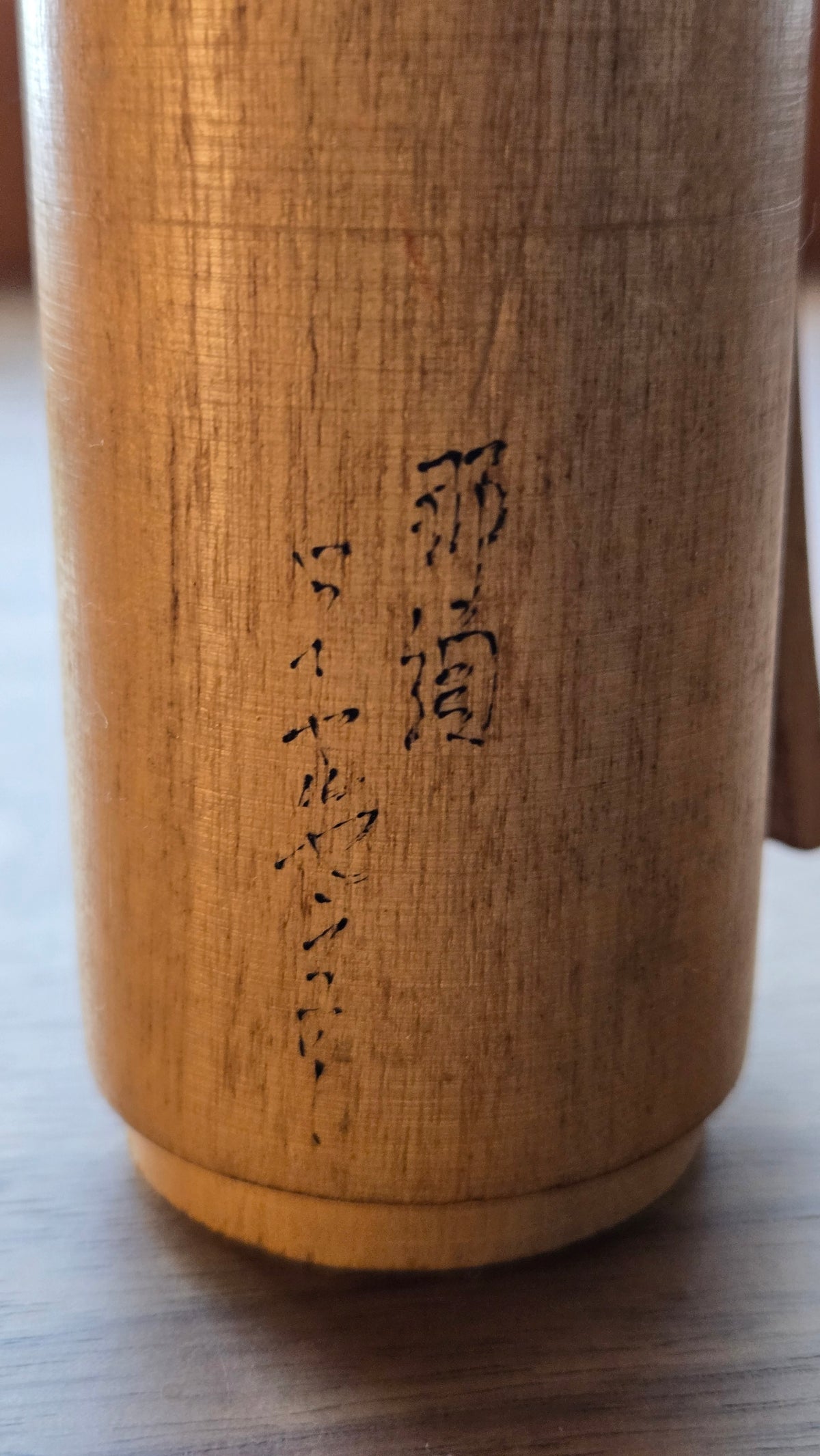🎎 Kokeshi sōsaku au chignon rouge – kimono à pans sculptés, fleurs en pointillés - 1979