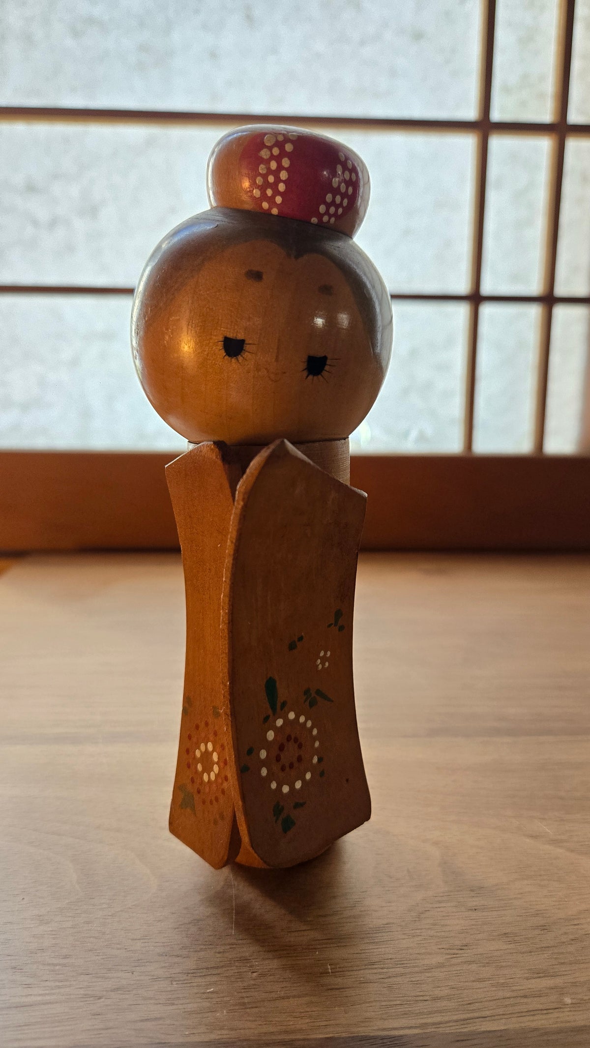 🎎 Kokeshi sōsaku au chignon rouge – kimono à pans sculptés, fleurs en pointillés - 1979