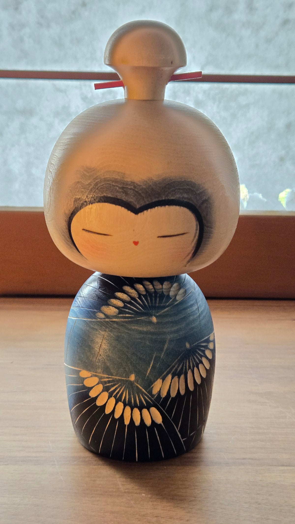 🎎 Kokeshi sōsaku signée Yuji Kawase – épis gravés, kimono bleu, chignon