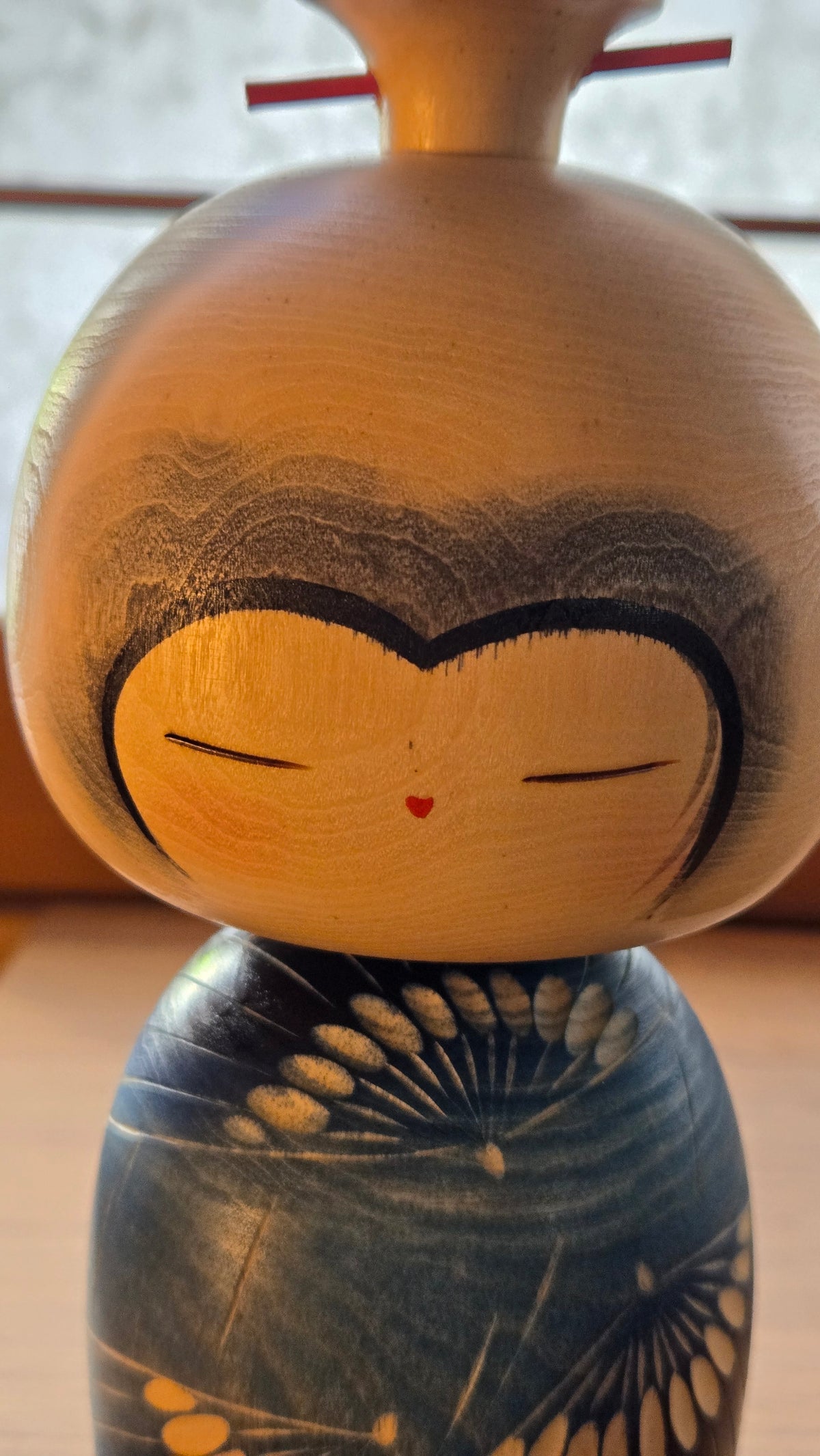 🎎 Kokeshi sōsaku signée Yuji Kawase – épis gravés, kimono bleu, chignon