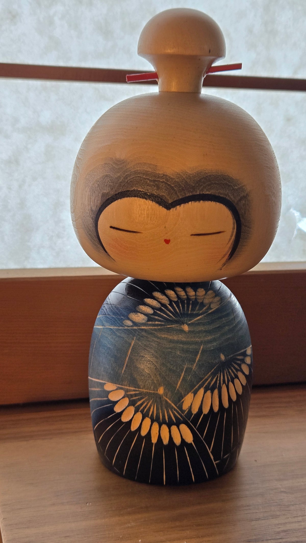 🎎 Kokeshi sōsaku signée Yuji Kawase – épis gravés, kimono bleu, chignon