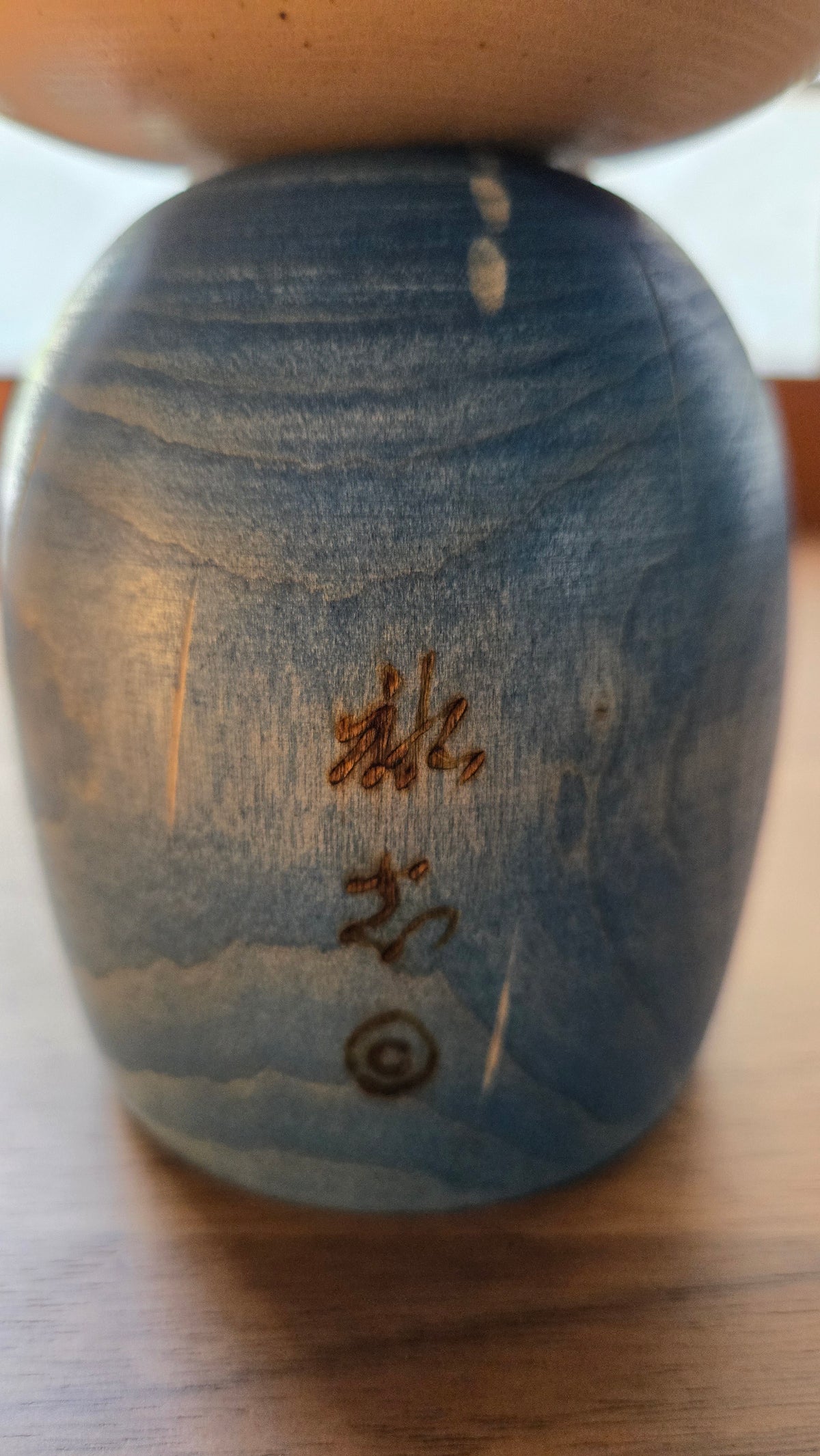 🎎 Kokeshi sōsaku signée Yuji Kawase – épis gravés, kimono bleu, chignon