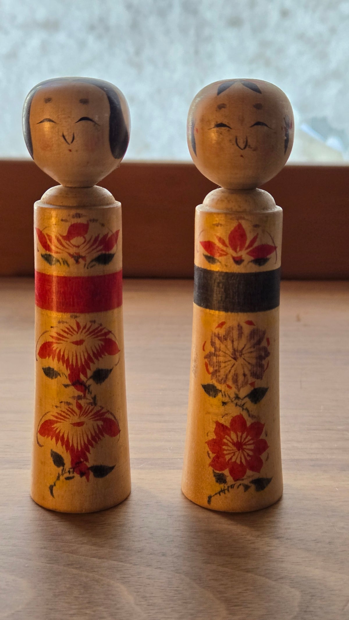 🎎 Couple de petites kokeshi – chrysanthèmes et fleurs