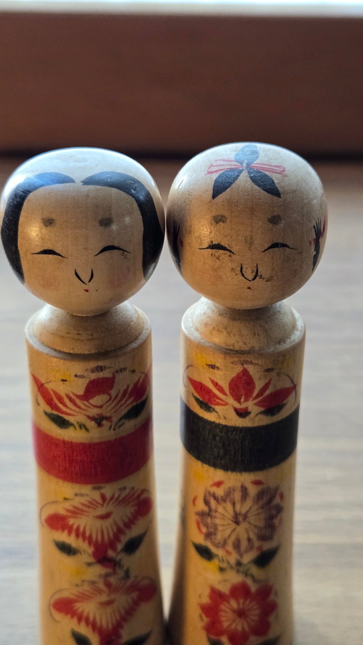 🎎 Couple de petites kokeshi – chrysanthèmes et fleurs