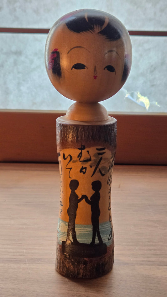 🎎 Kokeshi sōsaku souvenir du lac Towada – silhouettes au bord de l'eau, écorce conservée – 19 cm