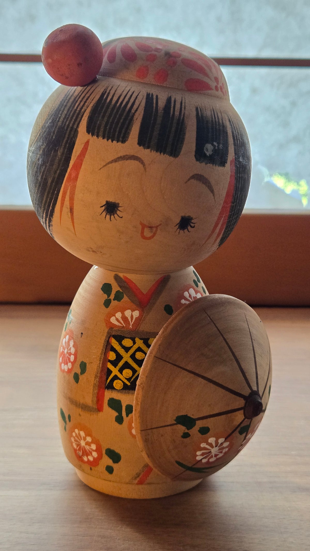 🎎 Kokeshi sōsaku à l'ombrelle – fleurs de prunier et bonnet fleuri – 1979