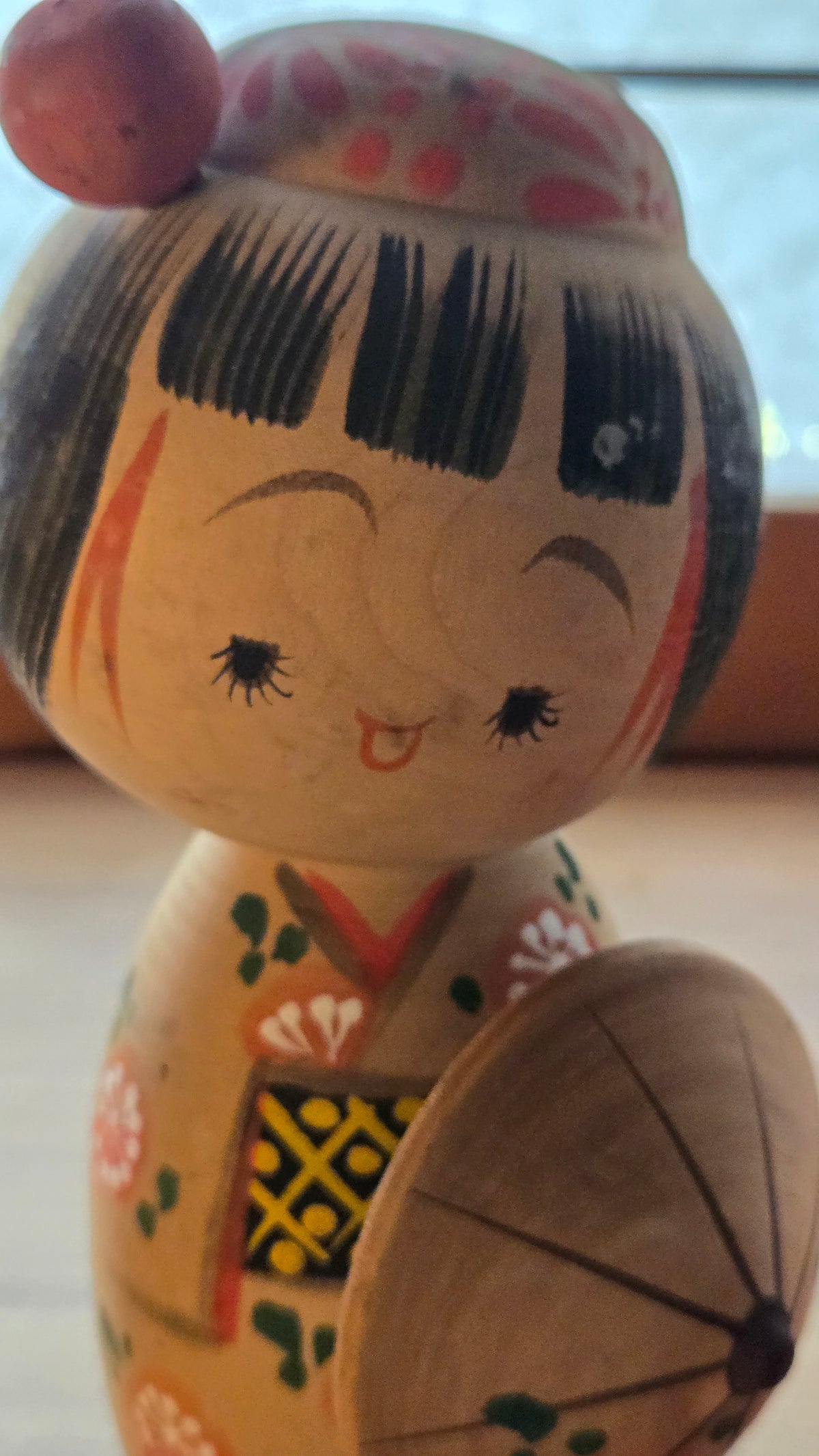 🎎 Kokeshi sōsaku à l'ombrelle – fleurs de prunier et bonnet fleuri – 1979