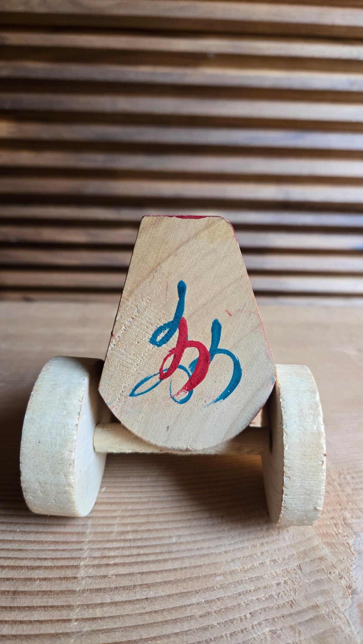 🎎 Jouet populaire japonais en bois – poisson à roulettes (type tai-guruma) peint à la main, rouge et bleu