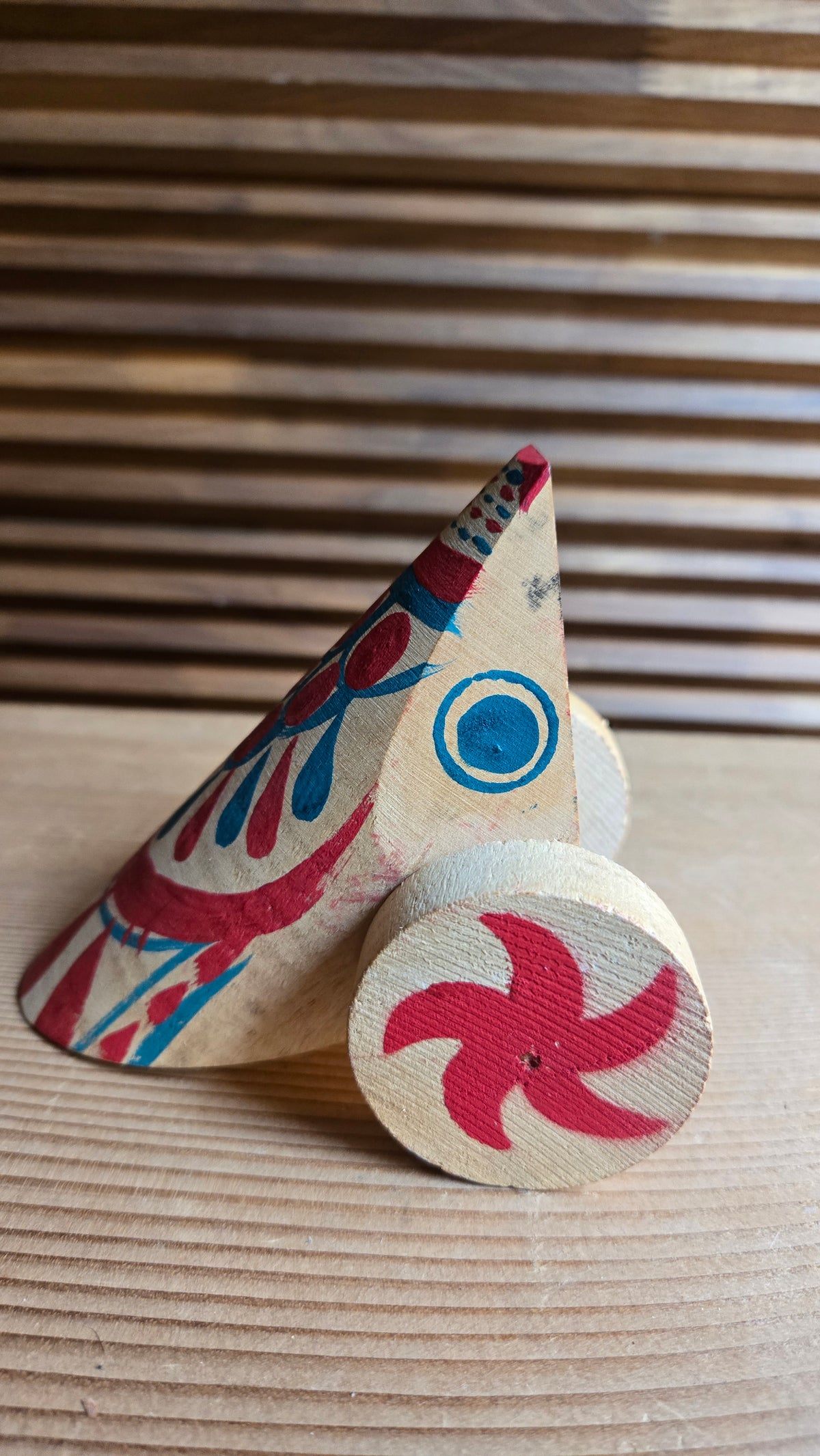 🎎 Jouet populaire japonais en bois – poisson à roulettes (type tai-guruma) peint à la main, rouge et bleu
