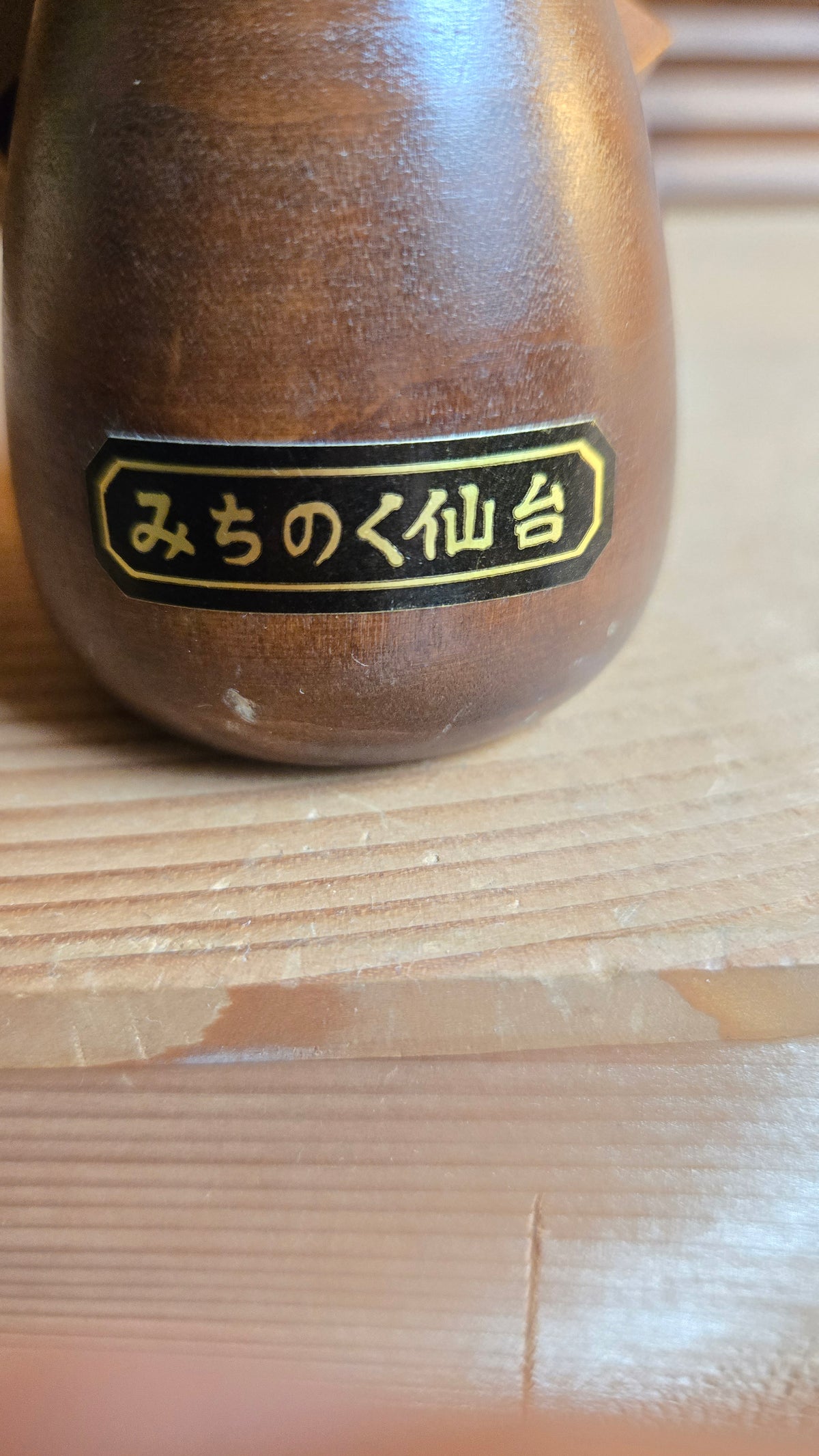 🎎 Kokeshi sōsaku en bois sculpté – frange en relief, nœud rouge et fleurs sur kimono, étiquette Michinoku Sendai