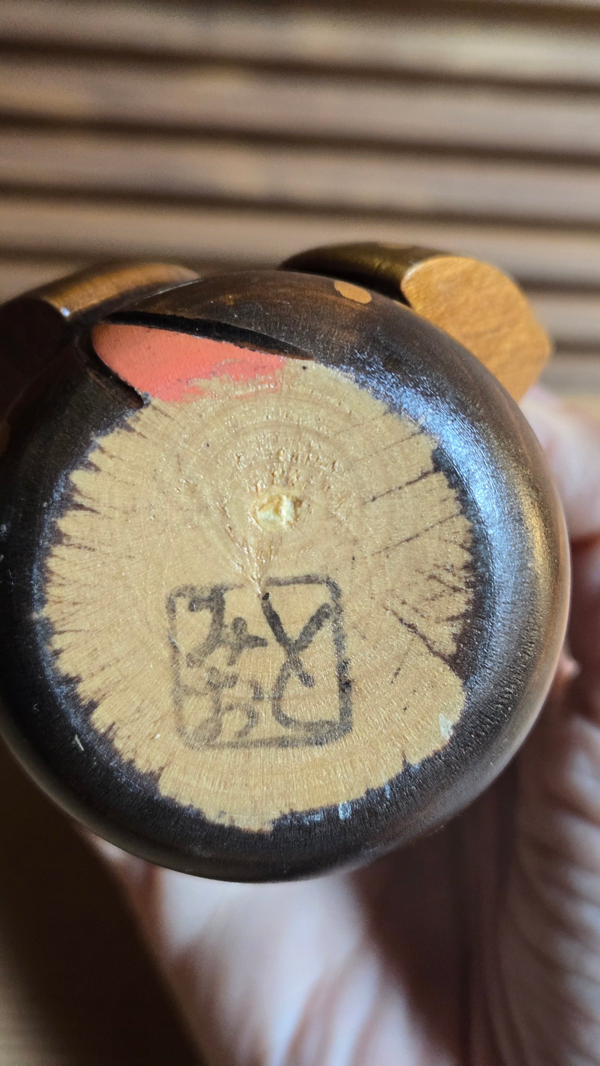 🎎 Kokeshi sōsaku en bois sculpté – frange en relief, nœud rouge et fleurs sur kimono, étiquette Michinoku Sendai