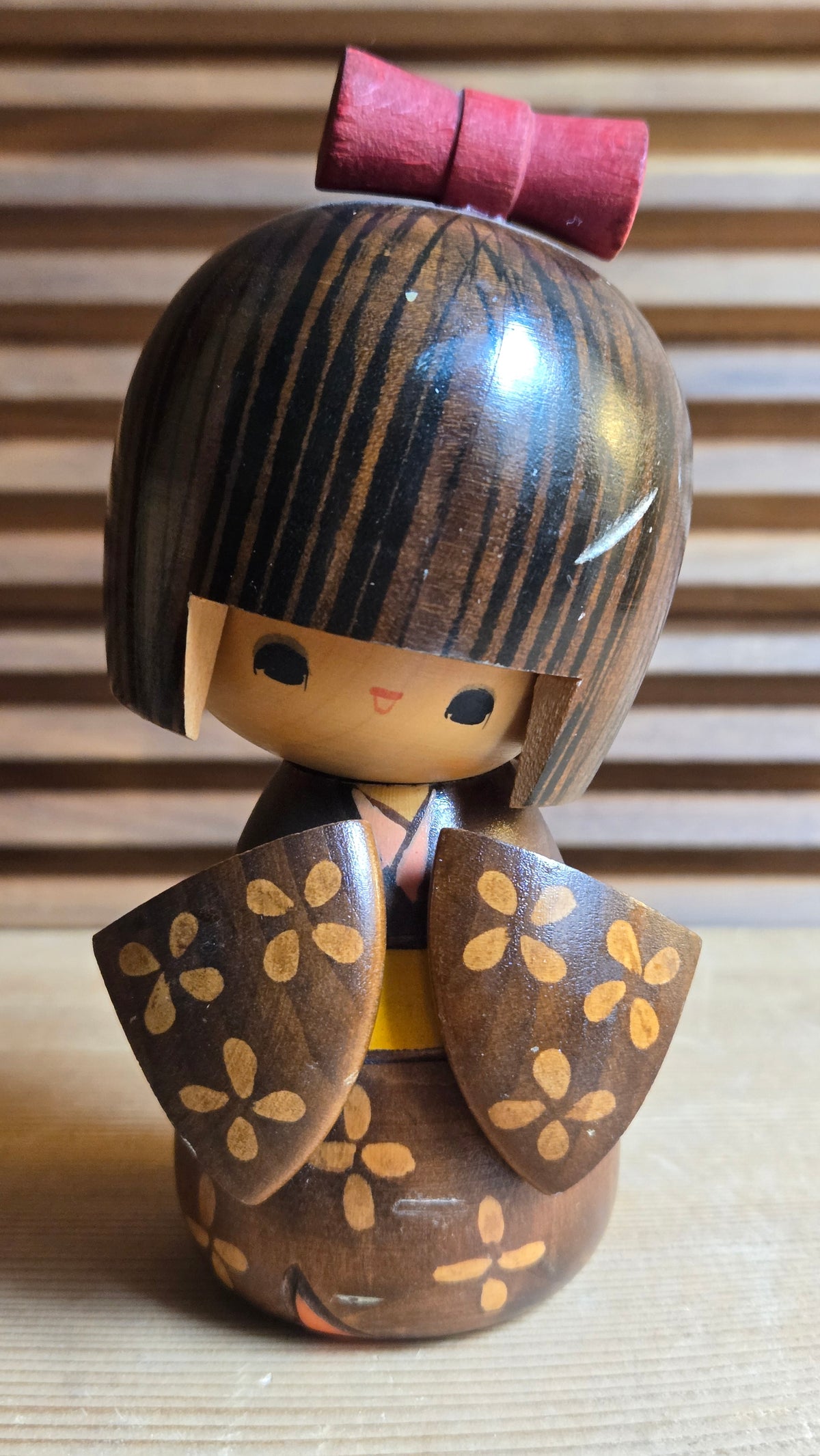 🎎 Kokeshi sōsaku en bois sculpté – frange en relief, nœud rouge et fleurs sur kimono, étiquette Michinoku Sendai