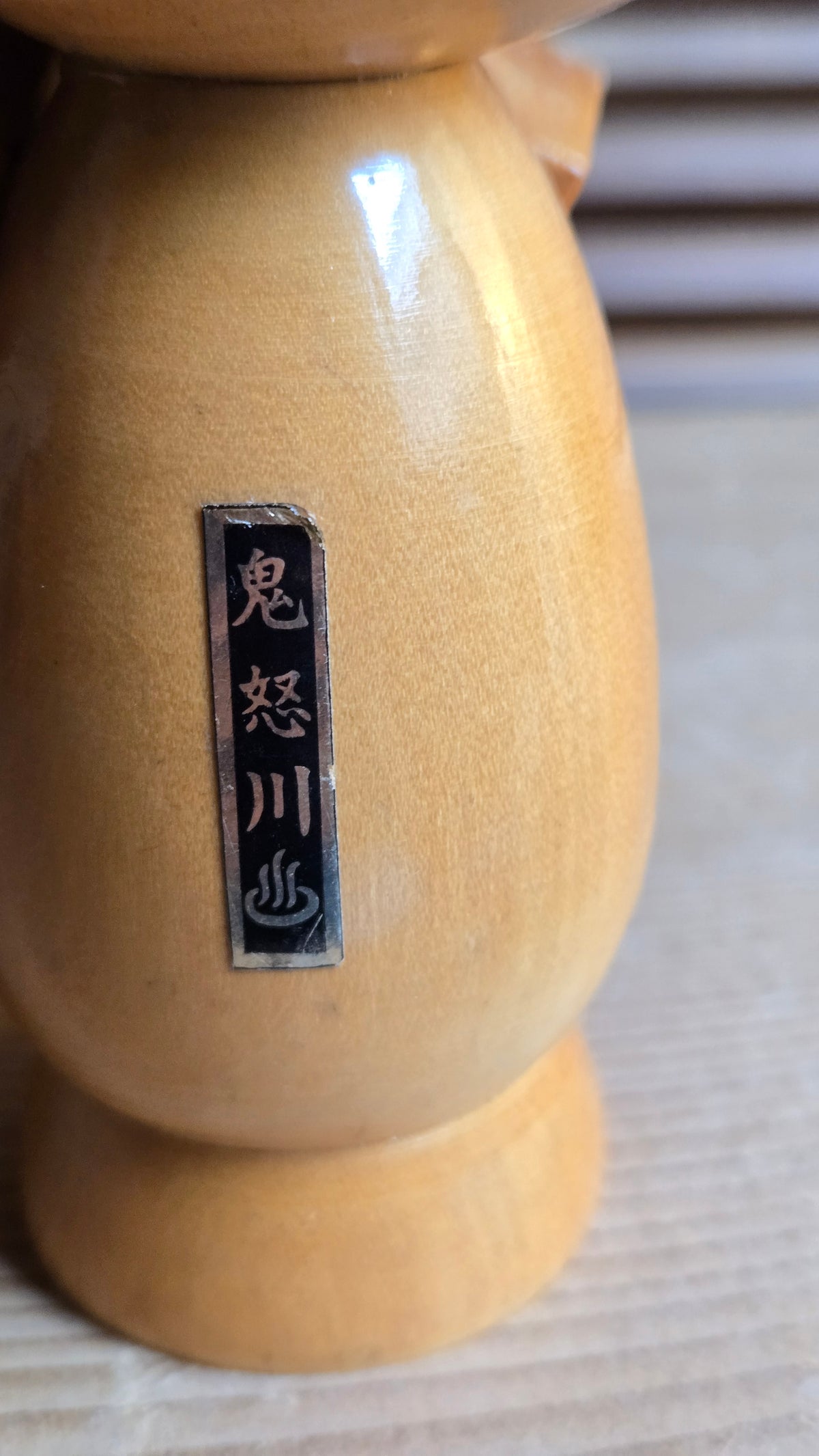 🎎 Kokeshi sōsaku peinte à la main – camélias rouges, épaules sculptées et chignon, étiquette Kinugawa