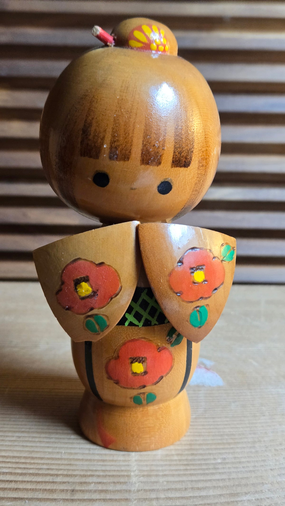 🎎 Kokeshi sōsaku peinte à la main – camélias rouges, épaules sculptées et chignon, étiquette Kinugawa
