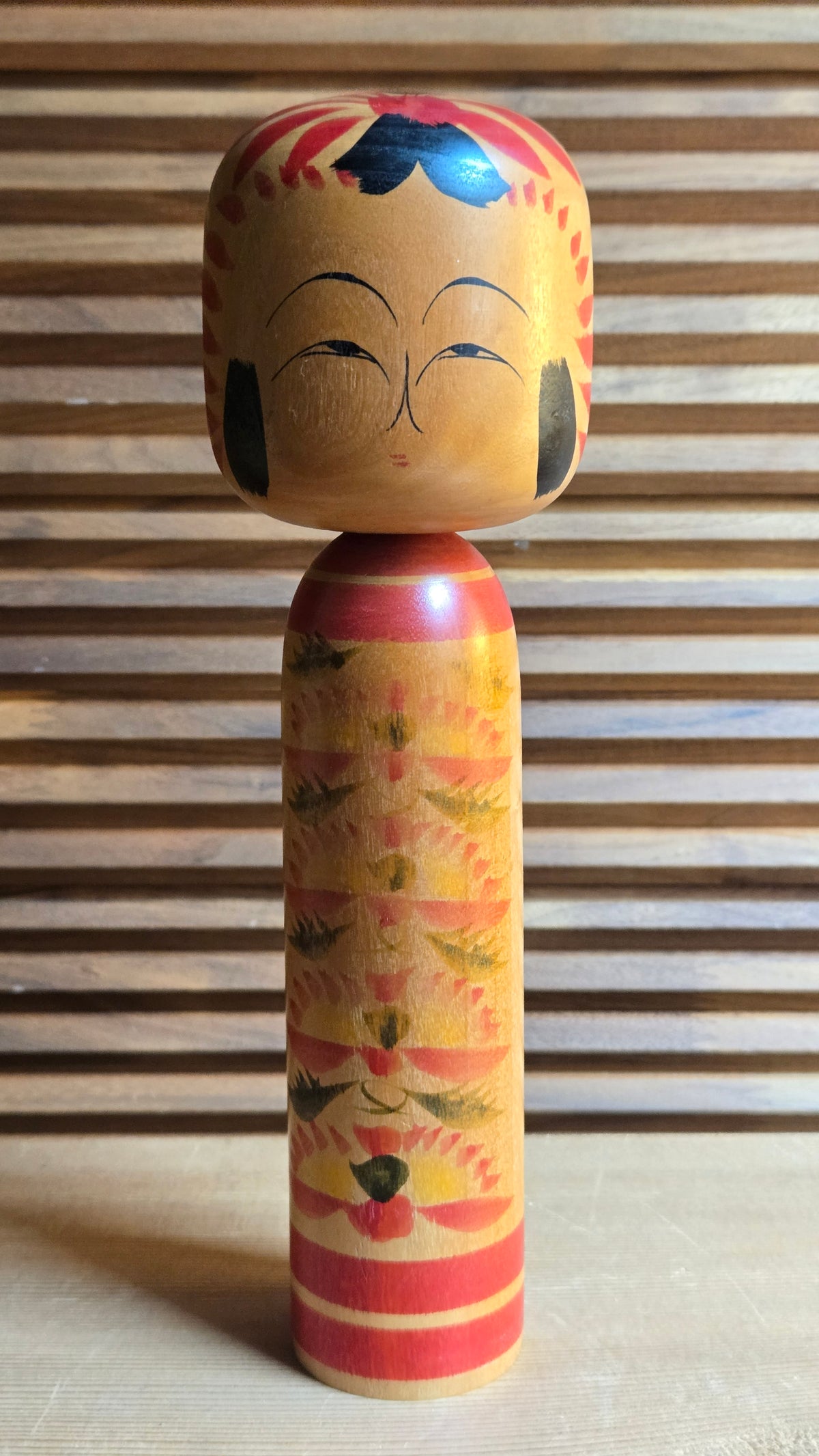 🎎 Kokeshi traditionnelle de style Tōgatta – motif floral dégradé et rayures rouges, signée – 25 cm