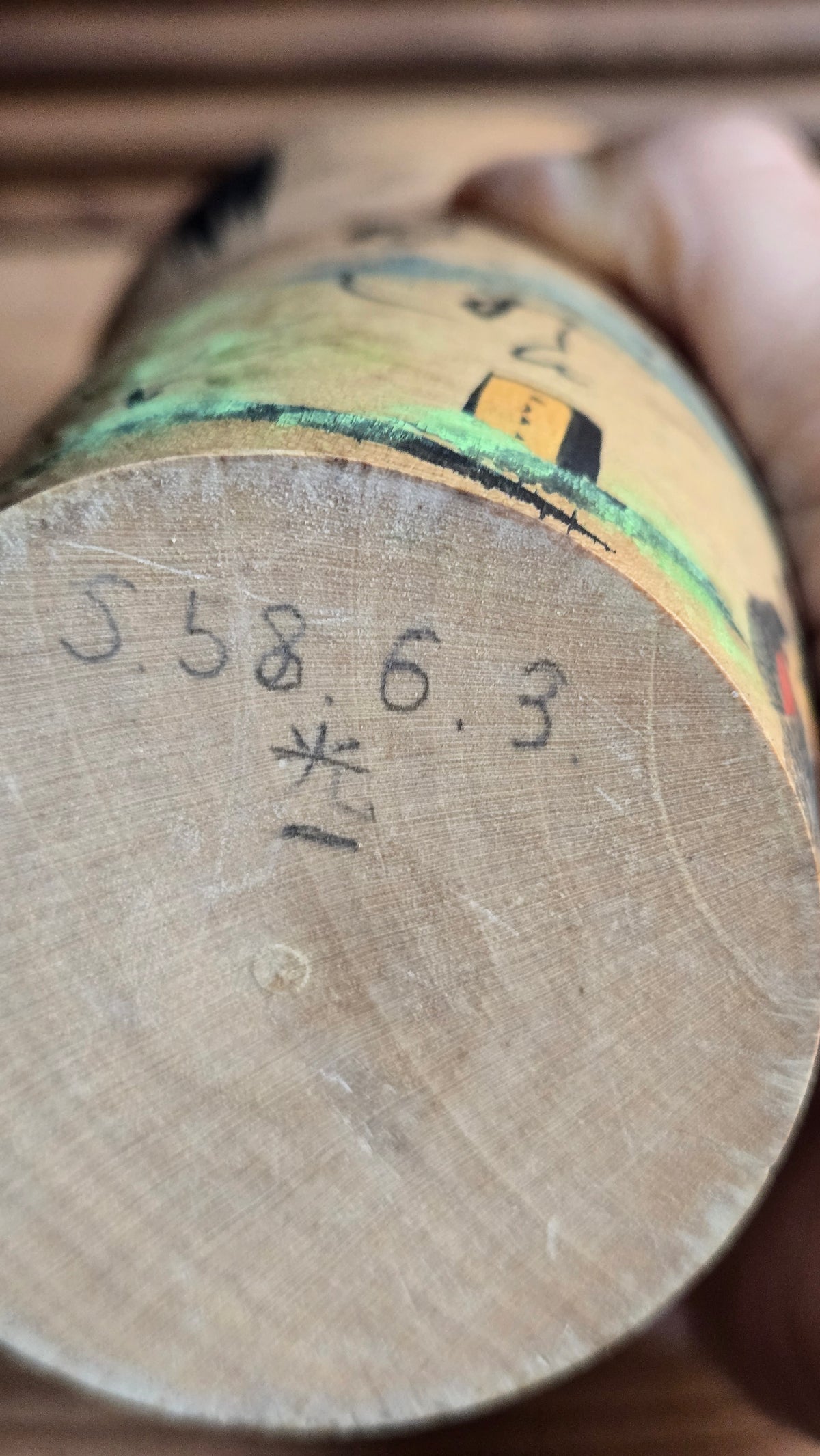 🎎 Kokeshi sōsaku peinte à la main – paysage de montagne et femme en kimono, calligraphie