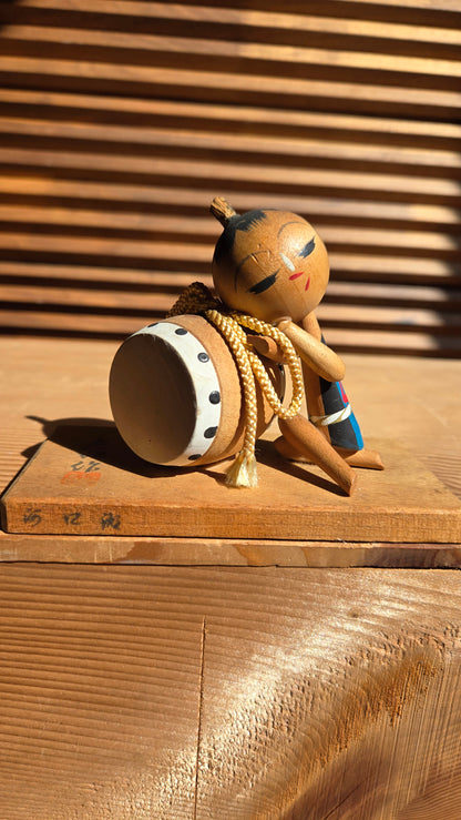 🎎 Kokeshi sosaku enfant appuyé sur un taiko