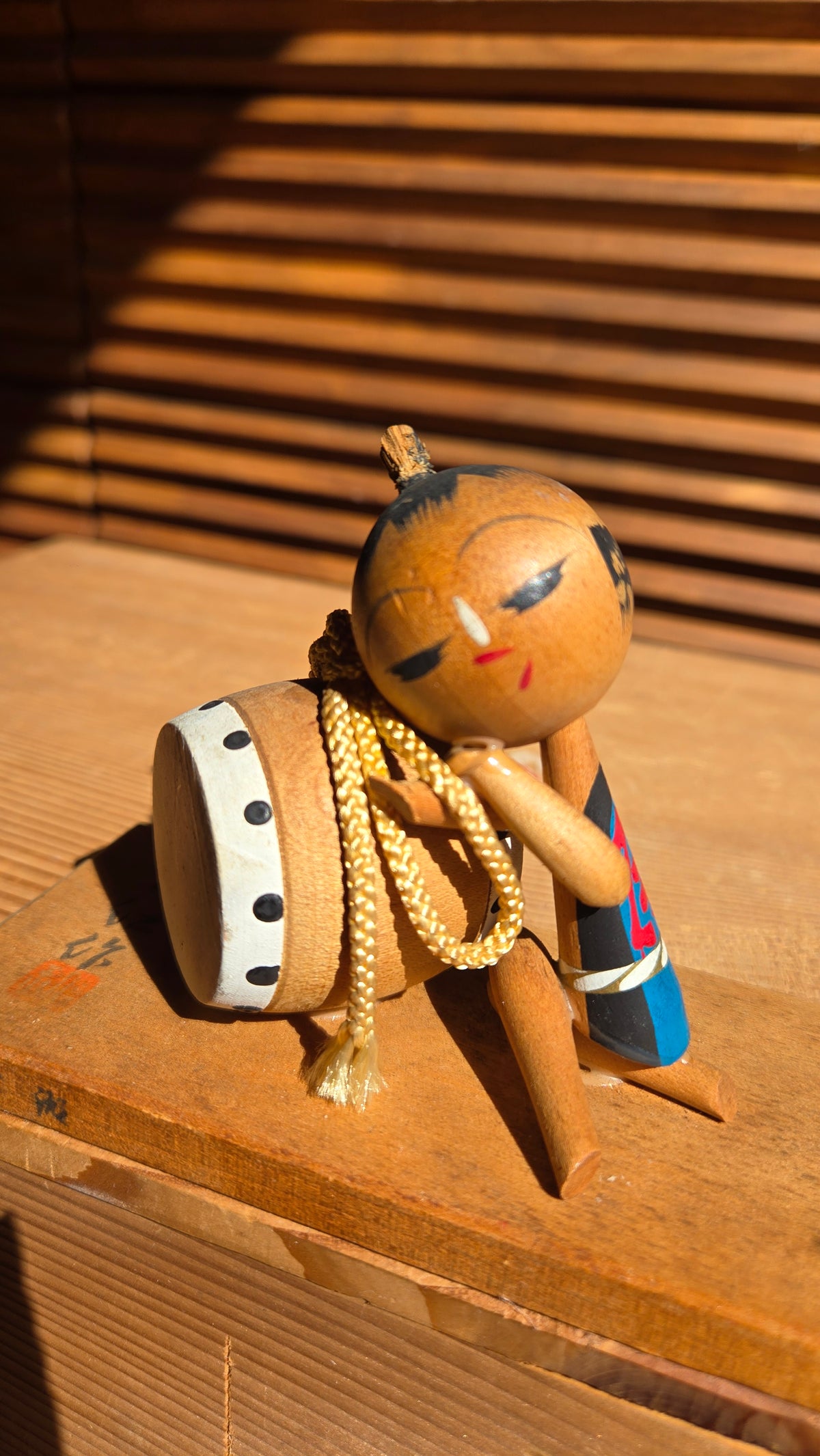🎎 Kokeshi sosaku enfant appuyé sur un taiko
