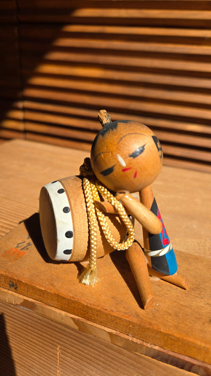 🎎 Kokeshi sosaku enfant appuyé sur un taiko