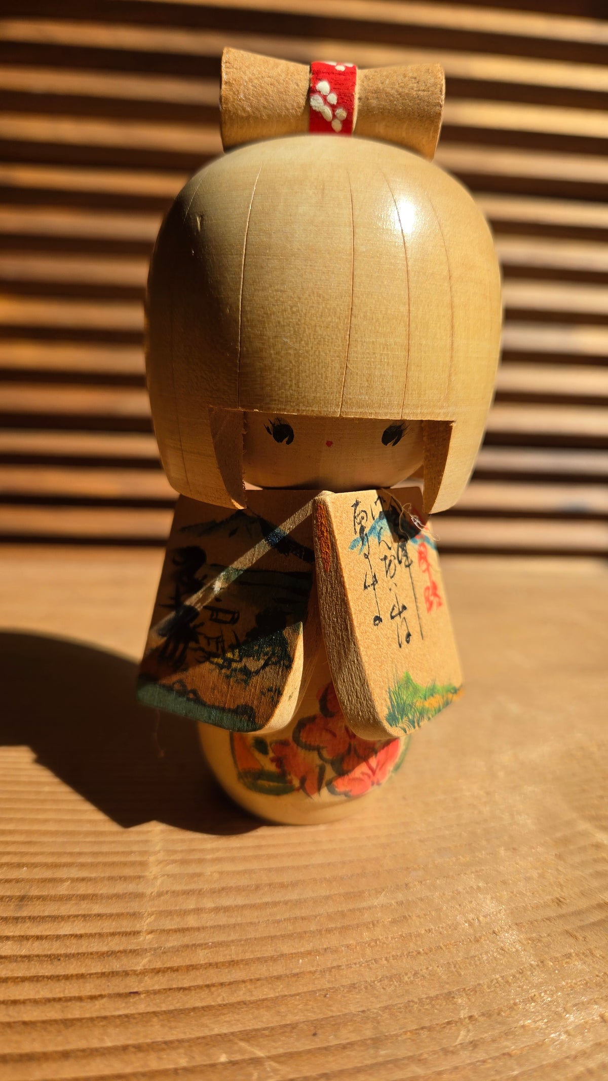 🎎 Kokeshi sosaku fillette à frange et nœud – paysage du Mont Fuji