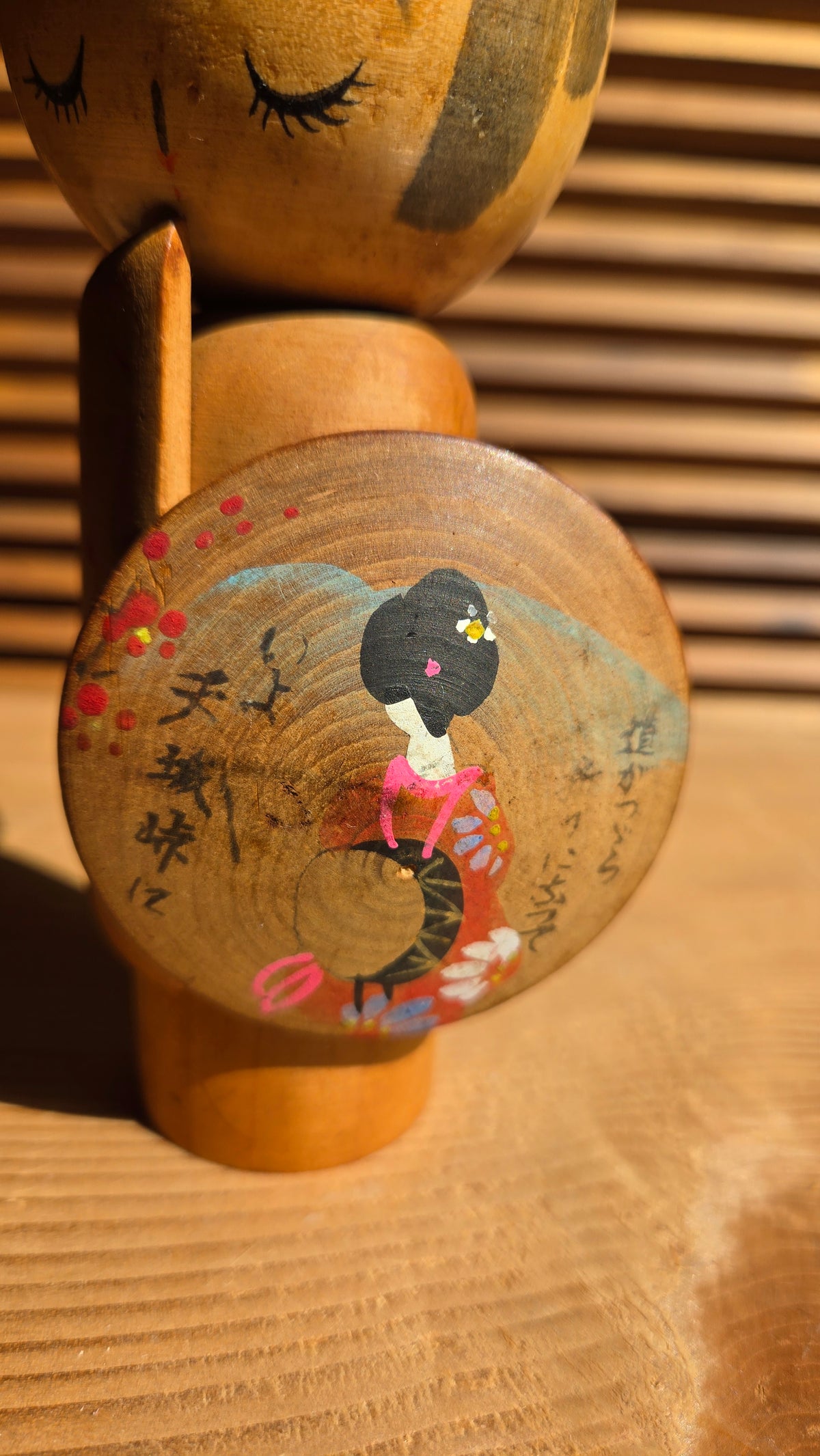 🎎 Kokeshi sosaku fillette aux yeux clos et médaillon peint – femme en kimono et fleurs de prunier