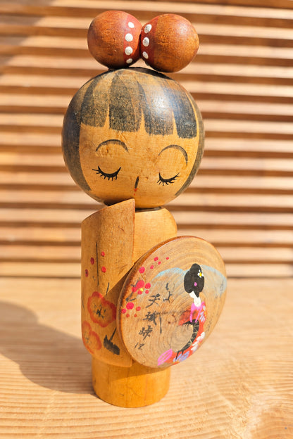 🎎 Kokeshi sosaku fillette aux yeux clos et médaillon peint – femme en kimono et fleurs de prunier