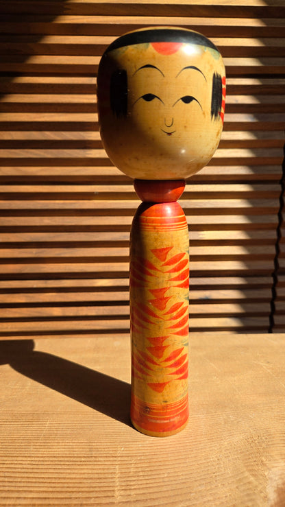 🎎 Kokeshi traditionnelle Naruko signée Kōichi, tête ronde et cheveux noirs – motif de losanges et vagues rouges